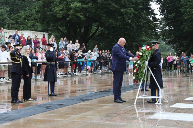 Il Ministro della Difesa Guido Crosetto depone una corona di fiori dinnanzi alla tomba del milite ignoto statunitense