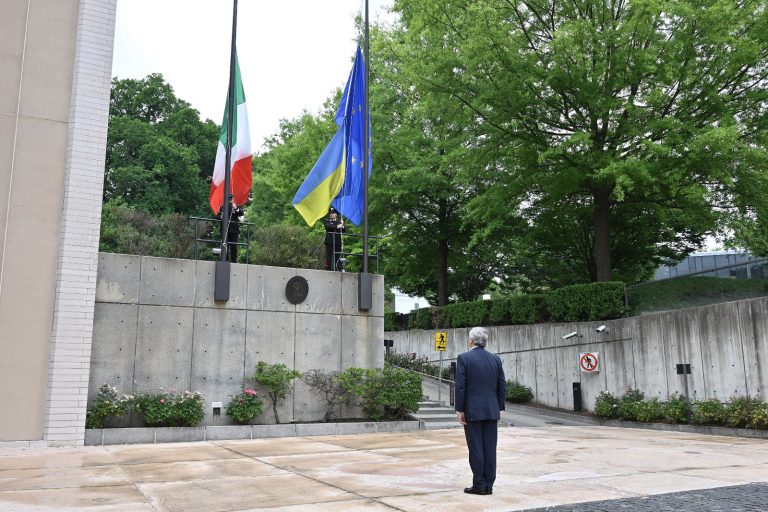 Le bandiere dell’Ambasciata a mezz’asta