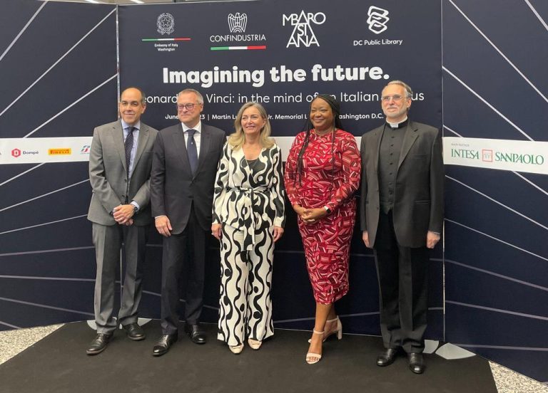 S.E. l’Ambasciatrice Mariangela Zappia, il Presidente di Confindustria Carlo Bonomi, l’On. Segretario di Stato del Distretto di Columbia Kimberly A. Bassett, il curatore Monsignor Alberto Rocca e il Direttore esecutivo della Biblioteca Richard Reyes-Gavilan