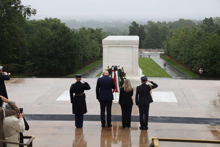 Davanti alla tomba del milite ignoto statunitense