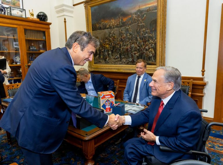 Una stretta di mano tra S.E. l’Ambasciatore Marco Peronaci e S.E. il Governatore Greg Abbott