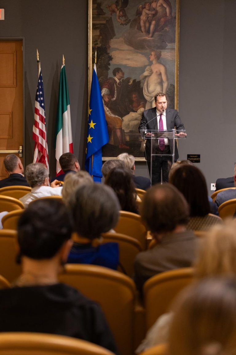 Il Dott. Darren Beattie, Sottosegretario di Stato per la Diplomazia Pubblica degli Stati Uniti