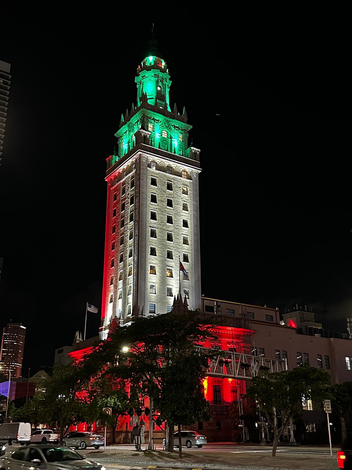 La Freedom Tower di Miami illuminata con i colori della bandiera italiana