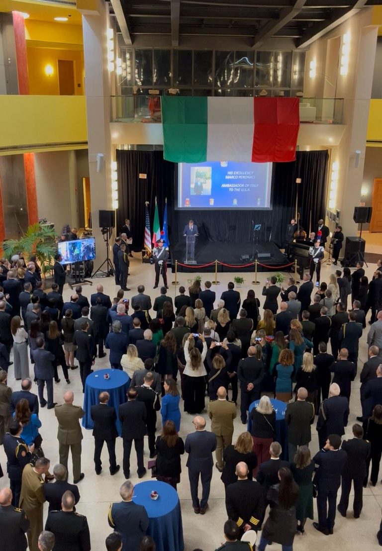 I partecipanti davanti a S.E. l’Ambasciatore Marco Peronaci al podio