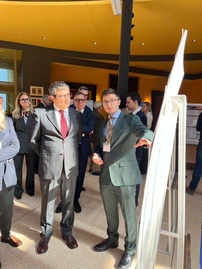 S.E. l’Ambasciatore Marco Peronaci assiste a una presentazione da uno dei partecipanti