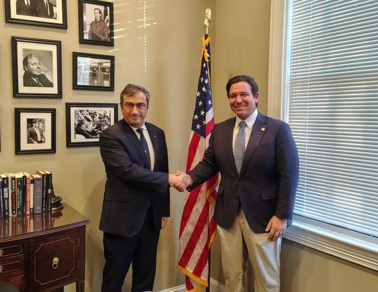 Una stretta di mano tra le LL. EE. l’Ambasciatore Marco Peronaci e il Governatore Ron DeSantis