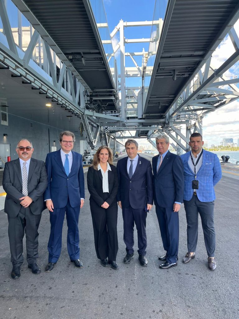 S.E. l’Ambasciatore Marco Peronaci presso il molo di imbarcazione